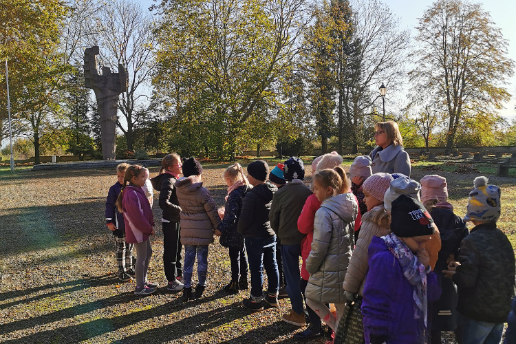 Uczniowie odwiedzili Cmentarz Wojenny