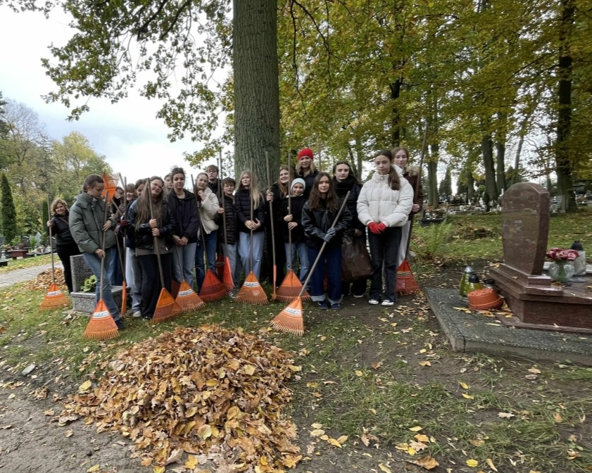 Wolontariusze porządkują cmentarz przed Dniem Wszystkich Świętych